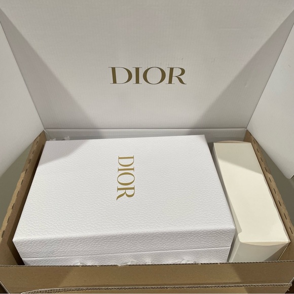 🚫SOLD🚫Dior Authentic Pink Water Bottle Dior Pink Zip Pouch Luxury Fitness Access - Picture 14 of 14